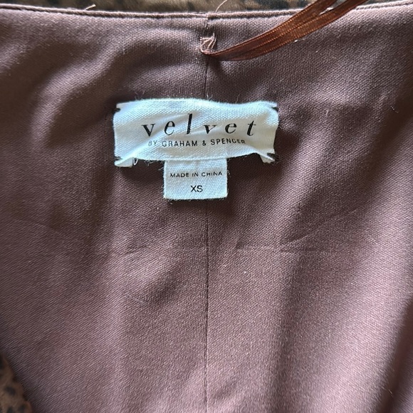 Velvet by Graham & Spencer Leopard print Blouse Cruise Wear, Resort Wear - Picture 2 of 6